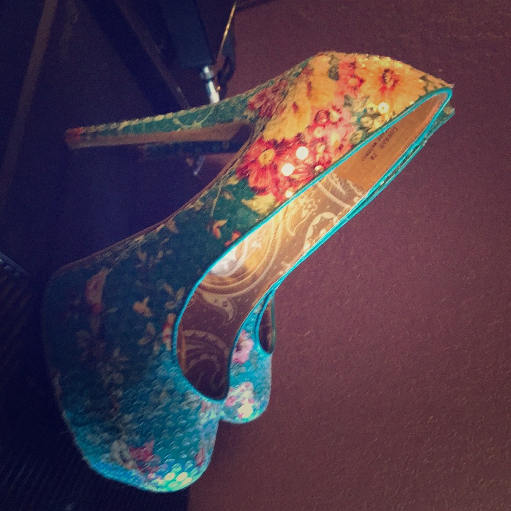 Sequin multicolored platforms with floral print